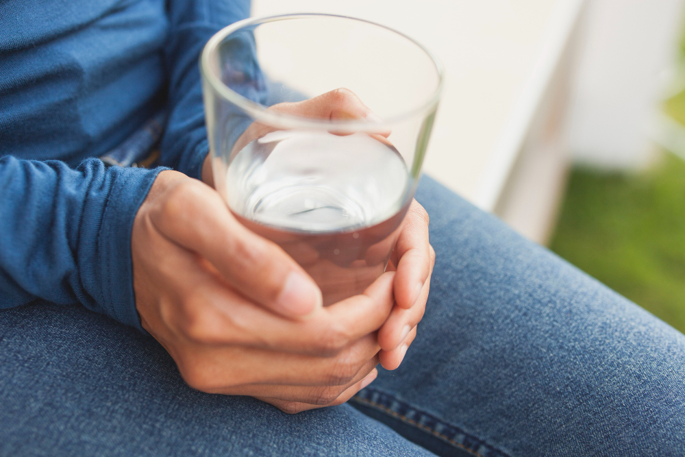Cómo mejora la salud beber agua purificada a diario